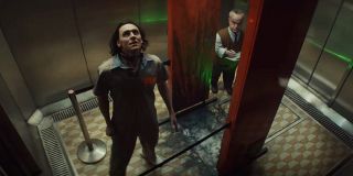 To ujęcie może potwierdzać, jak działa opaska na szyi Lokiego – jeśli ten przejdzie poza bramkę, opaska najprawdopodobniej doprowadzi do detonacji.