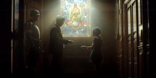 Ujęcie, w którym Mobius spotyka się z tajemniczą dziewczynką (o tej postaci szerzej za chwilę), jest niezwykle istotne dla tego zwiastuna. Zwróćmy uwagę, że na witrażu znajdującym się w tle widzimy istotę o boskich przymiotach, przewrotnie przywodzącą na myśl Szatana. Nie jest wykluczone, że to Mefisto, w Marvelu uznawany za uosobienie diabła. Mefisto to jeden z najbardziej znanych złoczyńców Domu Pomysłów, niezwykle potężny bat władający wymiarem, który sam określa mianem Piekła. Z drugiej strony w tym przypadku możemy po prostu mieć do czynienia z alternatywnym światem, w którym ludzie oddają cześć nie Bogu, a diabłom. W ostateczności postacią na witrażu może być Mr. Alternity, szef TVA.