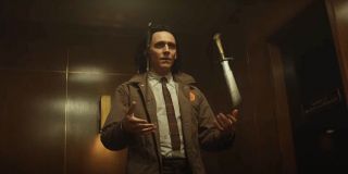 Loki trzyma w dłoniach sztylety, podrzucając je do góry, podobnie jak miało to miejsce w filmie „Thor: Ragnarok”. W tym ujęciu ma on na sobie dokładnie ten sam strój, co w czasie misji w supermarkecie – najprawdopodobniej kadr pochodzi więc z momentu przed udaniem się na realizację zadania.