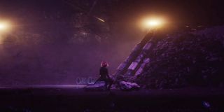 Lepsze spojrzenie na poprzednie ujęcie pokazuje tajemniczą kobietę – wielu komentatorów widzi tu Czarną Wdowę, co mogłoby tylko potwierdzać, że apokaliptyczny pejzaż faktycznie pochodzi z planety Vormir. Marvel Studios już niejednokrotnie zwodziło widzów w materiałach promocyjnych, lecz pamiętajmy o tym, że zarówno „Czarna Wdowa” jak i „Loki” mają ukazać się w maju przyszłego roku – Dom Pomysłów ma więc dobrą okazję, aby jednocześnie promować obie produkcje.