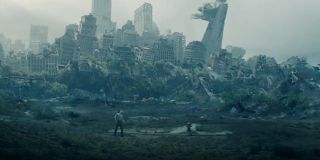 W tym ujęciu widzimy kompletnie zniszczony Nowy Jork, na co wskazuje pokazana w tle wieża Starka. Kształt zniszczeń wskazuje na to, że odpowiedzialne jest za nie trzęsienie ziemi. Z drugiej strony może to być przebitka z alternatywnego świata, co tylko potwierdza, że motyw podróży po siatce czasoprzestrzennej będzie miał w „Lokim” fundamentalne znaczenie. Trzecią opcją jest z kolei przeniesienie się antybohatera do świata, w którym Ultron pokonał Avengers – ruiny Nowego Jorku przynajmniej na poziomie wizualnym kojarzą się z tym, co spotkało Sokovię w „Czasie Ultrona”.