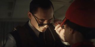 Ten kadr pochodzi z jednego z najciekawszych fragmentów zwiastuna. W 1971 roku w prawdziwym świecie tajemniczy mężczyzna przedstawiający się jako „D.B. Cooper” uprowadził samolot Boeing 747 lecący z Portland do Seattle – za uwolnienie zakładników żądał 200 tys. USD. Po otrzymaniu wpłaty Cooper przy pomocy spadochronu uciekł z samolotu – nigdy nie został złapany, a zagadka jego prawdziwej tożsamości nie została rozwiązana. Zwiastun wyjawia, że w uniwersum Marvela Cooperem był po prostu sam Loki.