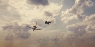 Uciekający z samolotu Cooper-Loki znika z radarów dzięki mocy Bifrostu, służącego się do przemieszczania po całym uniwersum mostu, którego w Asgardzie strzeże Heimdall. Choć Bifrost został zniszczony w filmie „Thor: Ragnarok”, akcja serialu „Loki” w tym momencie może rozgrywać się w roku 1971 – nie możemy więc wykluczyć, że w ramach gościnnego występu w produkcji Disney+ pojawi się Idris Elba jako Heimdall.