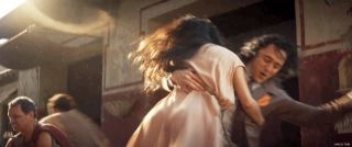 Z kolei w innym ujęciu Loki tańczy z kobietą – jeśli przyjrzymy się tej sekwencji dokładniej, miejsce akcji skojarzy nam się ze starożytnym Rzymem (a może są to Pompeje w czasie wybuchu Wezuwiusza w 79 roku?). Wszystko wskazuje na to, że antybohatera zobaczymy w trakcie wielu historycznych okresów.