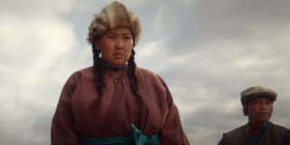 Nie jest jasne, gdzie wylądował Loki. Wygląd odnajdujących go ludzi i krajobraz mogą sugerować, że jest to położona na terytorium Mongolii i Chin pustynia Gobi, jednak równie dobrze w tym przypadku możemy mieć do czynienia z tajemniczą lokacją z innej planety bądź nawet pustynią Gobi z alternatywnej wersji Ziemi.