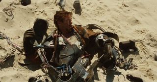 Trzeba też zauważyć, że lądujący na pustyni Loki przywodzi na myśl również rozbijającego się na pustyni Iron Mana – dla Tony’ego ten moment był początkiem drogi do odkupienia dawnych przewinień. Być może Marvel Studios gdzieś na najgłębszym poziomie również chce zasugerować wewnętrzną przemianę Lokiego.