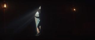 Sekwencja pokazująca żołnierzy – to prawdopodobnie Chronomonitors, żołnierze TVA, którzy przybyli na pustynię, aby pojmać Lokiego. Gdy wchodzą do tajemniczego namiotu, w tle widzimy postacie kojarzące się z mieszkańcami pustyni Gobi.