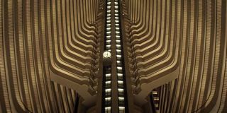 Kolejne sekwencje trailera wyjawiają, że Loki został ostatecznie pojmany przez Time Variance Authority (TVA), organizację stojącą na straży rozmaitych linii czasowych i alternatywnych światów. Wygląda na to, że jej członkowie (ogromne znaczenie ma to, że wszyscy z nich są… klonami) są zainteresowani zwerbowaniem antybohatera – albo jako współpracującego z nimi agenta, albo tymczasowego sojusznika.