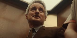 Napisy końcowe zwiastuna zdradzają, że pokazany w nim Owen Wilson portretuje Mobiusa M. Mobiusa, znanego z komiksów pracownika TVA średniego szczebla. Z dialogu pomiędzy nim a Lokim wynika, że organizacja od dłuższego czasu śledziła poczynania antybohatera; świadczą o tym choćby słowa Mobiusa: „Obaj wiemy, że uwielbiasz mówić”.