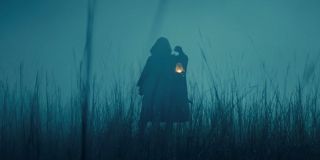 W zwiastunie kilkukrotnie widzimy tajemniczą postać ubraną w płaszcz i kaptur. Co prawda materiał sugeruje, że śledząc poczynania TVA i Lokiego mamy dopatrywać się w nim głównego złoczyńcy produkcji, ale nie jest wykluczone, że to po prostu wersja antybohatera z alternatywnego świata (w dodatku grana przez Richarda E. Granta) lub kilka jego wersji.