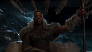 M’Baku w trakcie rozmowy z reprezentacją Wakandy stwierdza, że nie będzie rozmawiał z Everettem Rossem („Czarna Pantera” – za kształt sceny odpowiada Winston Duke)