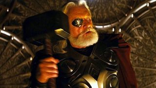 Odyn ucisza Lokiego, gdy ten wtrąca się do jego rozmowy z Thorem („Thor” – scenę wymyślił Anthony Hopkins)