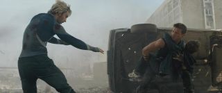 Hawkeye nazywa Quicksilvera „małym skurczybykiem” i rozważa strzelenie mu w plecy („Avengers: Czas Ultrona” – cały monolog wymyślił Jeremy Renner)
