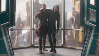 Thor krzyczy „Wezwijcie pomoc!” i rzuca Lokim w kierunku najbliższego strażnika – to ich plan ucieczki z niewoli na planecie Sakaar („Thor: Ragnarok” – scenę wymyślili Tom Hiddleston i Chris Hemsworth)