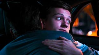 Peter Parker i Tony Stark „przytulają” się w limuzynie („Spider-Man: Homecoming” – za kształt sceny odpowiadają Tom Holland i Robert Downey Jr.)