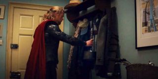 Thor „wiesza” Mjolnir zaraz obok płaszczów („Thor: Mroczny świat” – ostateczny kształt sceny stworzył Chris Hemsworth)