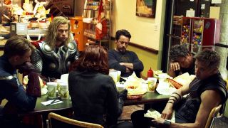 Avengers jedzą szawarmę („Avengers” – kształt sceny był oparty na pomysłach Roberta Downeya Jr. i Jossa Whedona)