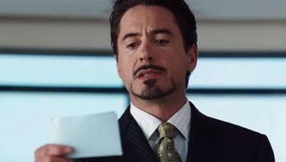 Tony Stark przyznaje, że jest Iron Manem („Iron Man” – autorem pomysłu jest Robert Downey Jr.)