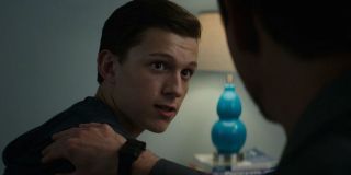 „Przesuń nogę” – Tony Stark chce usiąść na łóżku obok Petera Parkera; później wyjawi, że zna jego tajemnicę o byciu Spider-Manem („Kapitan Ameryka: Wojna bohaterów”)