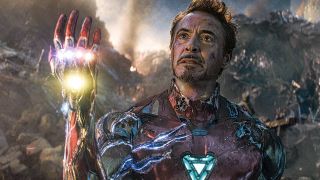 Tony Stark odpowiada Thanosowi: „A ja jestem Iron Manem”, po czym pstryka palcami w Rękawicy Nieskończoności („Avengers: Koniec gry” – kształt sceny wymyślił Robert Downey Jr.)