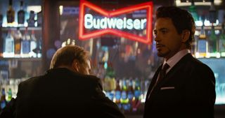 Spotkanie generała Rossa i Tony’ego Starka w scenie po napisach w filmie „Incredible Hulk” (za kształt sceny odpowiadają Robert Downey Jr. i William Hurt)