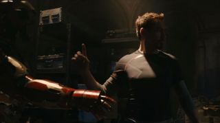 Tony Stark szuka sekretnego przejścia, by później dodać słowo „Yaay!” („Avengers: Czas Ultrona” – słowa Iron Mana wymyślił Robert Downey Jr.)