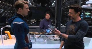 Tony Stark je przekąskę, gdy Avengers pracują nad berłem Lokiego („Avengers” – przekąskę wymyślił Robert Downey Jr.)