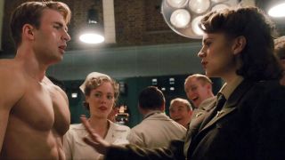 Peggy Carter zbliża rękę do umięśnionego ciała Steve’a Rogersa, po czym ją wycofuje („Kapitan Ameryka: Pierwsze starcie” – na kształcie sceny zaważyła Hayley Atwell, która w pierwszych ujęciach nie mogła się powstrzymać od dotknięcia klatki piersiowej Chrisa Evansa)