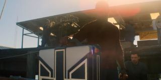 Falcon trzyma swoje skrzydła w walizce, przywodzącej na myśl tę, w której Tony Stark przechowywał kostium w filmie „Iron Man 2”. Wilson do tej pory tego nie robił – być może Stark Industries wciąż wspiera finansowo działania herosów, co może tłumaczyć, skąd tytułowi bohaterowie czerpią środki na przemieszczanie się po świecie. Co ciekawa, cała scena rozgrywa się na łodzi należącej do rodziny Falcona, o czym świadczy widoczny w tle napis.
