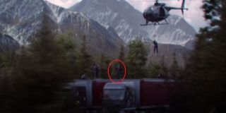 W kolejnej sekwencji obok walczących ze sobą Falcona i Flag-Smashera pojawia się bowiem US Agent – w dodatku wiele wskazuje na to, że pomoże on w schwytaniu Wilsona. Warto zauważyć, że w komiksach US Agent w nietypowy sposób chciał sobie zaskarbić sympatię opinii publicznej: najpierw organizował ataki terrorystyczne, by później w ostatniej chwili im zapobiegać.
