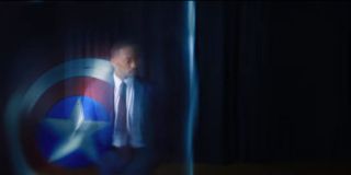 Wygląda na to, że obecnie najcenniejszym eksponatem wystawy jest sama tarcza Capa. Przypomnijmy, że Steve Rogers po wydarzeniach z filmu „Avengers: Koniec gry” jest w świecie uznawany za zmarłego. Nie jest jednak jasne, czy mamy tu do czynienia z prawdziwym przedmiotem, czy jedynie jego repliką. Jeśli pierwszy wariant jest prawdziwy, Sam Wilson w tajemniczych okolicznościach stracił tarczę – być może wpływ na taki bieg rzeczy miał amerykański rząd, który uznał, że to on powinien decydować o spuściźnie herosa.