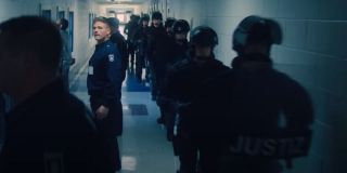 Materiał pokazuje działania taktycznej jednostki policji w odpowiedzi na kryzys o nieznanym podłożu. Zwróćmy uwagę na napis „Justiz” na tarczach policjantów – w języku niemieckim oznacza on po prostu „sprawiedliwość”. Pamiętajmy także o tym, że Niemcy odegrały sporą rolę w filmie „Kapitan Ameryka: Wojna bohaterów” – to tam doszło do walki herosów, jak również wcześniej to właśnie w tym państwie podpisano Protokoły Sokovii.