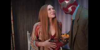 Podobnie jak w pierwszym zwiastunie, tak i w najnowszym widzimy scenę pokazującą Wandę w ciąży. Warto zaznaczyć, że komiksowa historia pojawienia się dzieci Scarlet Witch i Visiona w świecie Marvela uchodzi dziś za wydarzenie o tragicznych konsekwencjach. Narodziny potomstwa były więc efektem zmieniania przez Wandę rzeczywistości; z czasem coraz więcej osób zaczęło zauważać, że mali chłopcy znikają na pewien moment, by chwilę później powracać. Istotne jest też to, że wpływ na taki obrót spraw miał również Mefisto, złoczyńca uchodzący za marvelowskie uosobienie Szatana.