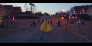 Po raz kolejny w kampanii promocyjnej serialu pojawia się scena pokazująca, że główni bohaterowie będą świętować Halloween – warto zauważyć, że pierwszy zeszyt wspomnianej już serii komiksowej „Vision and the Scarlet Witch” nosił tytuł „Cukierek albo psikus!”. Zobaczyliśmy w nim troje dzieci, które pod wpływem działania magicznej księgi zamieniły się w demony, atakując mieszkających w ich sąsiedztwie Wandę i Visiona.