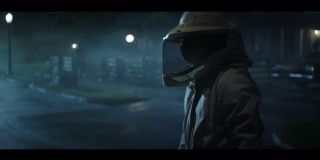 Wydaje się, że autor radiowego komunikatu może być widoczny w jednym z kolejnych ujęć – to postać mająca na sobie biały kostium, przywodzący na myśl strój pszczelarza bądź osób pracujących przy radzeniu sobie ze skutkami epidemii/promieniowania. W sieci nie brakuje spekulacji, że bohaterem tym może być… brat Wandy, Quicksilver; pogłoski na ten temat pojawiają się już od jakiegoś czasu. Jeszcze ciekawsze jest przypuszczenie, że pochodzący z alternatywnego wymiaru Quicksilver to w rzeczywistości ukrywający się w ciele innej postaci Mefisto.