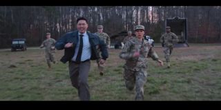 W krótkim ujęciu pojawia się agent Jimmy Woo, w którego rolę wcieli się Randall Park. Nie jest jasne, w jakich okolicznościach ta znana już filmu „Ant-Man i Osa” postać powróci do MCU. Spekuluje się, że Woo będzie członkiem S.W.O.R.D., podobnej do S.H.I.E.L.D. organizacji, mającej na celu walkę z większymi, kosmicznymi zagrożeniami – może o tym świadczyć symbol na kurtce bohatera, do złudzenia podobny do komiksowego logo S.W.O.R.D.