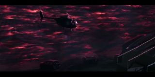 Widoczne w kolejnym ujęciu pole siłowe o charakterystycznej barwie kojarzy się w pierwszej kolejności z efektem działań mocy Scarlet Witch. Z drugiej jednak strony łudząco podobny pejzaż widzieliśmy w filmie „Thor: Mroczny świat” – powstał on wówczas wskutek działania Kamienia Rzeczywistości.