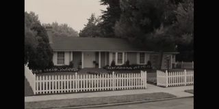 Zwiastun rozpoczyna się od ujęcia pokazującego pozornie normalny dom na przedmieściach – ten motyw znamy już choćby z dwóch komiksowych serii „Vision and the Scarlet Witch” z lat 80. W pierwszej protagoniści zrezygnowali z członkostwa w Avengers, by wieść spokojne życie w New Jersey, w drugiej natomiast Wanda urodziła dwóch synów – dopiero z czasem okazało się, że potomstwo jest jedynie wytworem jej wyobraźni.