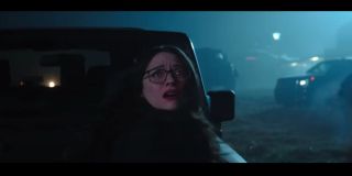 Skojarzenie z drugą częścią filmowych przygód Thora jest tym bardziej zasadne, że chwilę później w zwiastunie pojawia się widziana po raz ostatni właśnie w „Mrocznym świecie” Darcy Lewis – kobieta wydaje się przerażona powstającym nad jej głową polem siłowym. Nie wiemy na razie, jaką rolę będzie pełnić bohaterka w opowieści. Spekuluje się, że obecnie pomaga ona rządowi radzić sobie z nadnaturalnymi zagrożeniami.