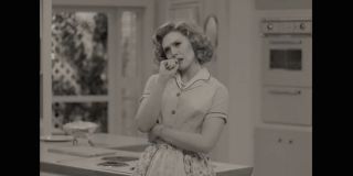 Rozmowa pomiędzy Wandą a portretowaną przez Kathryn Hahn „wścibską sąsiadką” Agness (wielu komentatorów wierzy, że Hahn zagra komiksową czarownicę Agathę Harkness) zdaje się sugerować, że Scarlet Witch potrafi powoływać do istnienia wytwory własnej wyobraźni. Jej rozmówczyni, choć początkowo nazywa bohaterkę „samotną dziewczyną”, bierze za pewnik padające chwilę później słowa o tym, że Wanda ma „męża, ludzkiego męża”. Przypomnijmy również, że heroina w komiksach była w stanie stworzyć całe uniwersum siłą wyobraźni – doszło do tego w serii „Ród M”, w której jako władca został pokazany jej ojciec, Magneto.