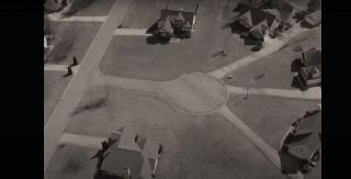 Ujęcie pokazujące sąsiedztwo domu Wandy i Visiona – miejsce to musiało powstać stosunkowo niedawno, bo jest naprawdę ubogie, jeśli chodzi o roślinność.