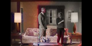 W jednej z sekwencji trailera rzeczywistość wokół protagonistów zmienia się z czarno-białej na kolorową, tym razem stylizowaną na sitcomy z lat 70. Warto zwrócić uwagę na to, że w przeciwieństwie do poprzednich scen Wanda takim obrotem spraw wydaje się zdumiona – czyżby więc tym razem to nie ona wpływała na otoczenie, a robił to za nią ktoś inny, jeszcze potężniejszy?