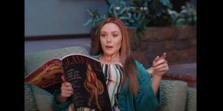 Wanda czyta magazyn „Glamorous”, używając jednocześnie swoich mocy do telekinetycznego sterowania odkurzaczem. Zwróćmy uwagę na okładkę magazynu – postać na niej wydaje się posiadać czerwony kostium, bardzo podobny do tego, który Scarlet Witch niejednokrotnie zakładała w komiksach. Nie jest też wykluczone, że na okładce znajduje się sama Wanda.