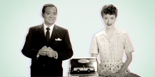 Niepozorna reklama telewizyjna nowego tostera stworzonego przez Stark Industries to nie tylko nawiązanie do znanej już z MCU firmy Tony’ego Starka. Pamiętajmy bowiem o tym, że logo przedsiębiorstwa Wanda po raz pierwszy dostrzegła wtedy, gdy wraz z bratem Pietro byli poddawani niezliczonym eksperymentom – symbol firmy pozwolił jej później połączyć ze Starkiem innych członków Avengers. 