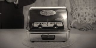 Zwraca się uwagę, że toster z reklamy wydobywa z siebie dźwięki podobne do… tych wydobywanych z poruszającej się zbroi Iron Mana. 