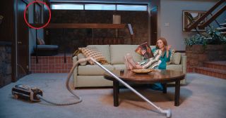 Obraz w domu Wandy i Visiona przedstawiają spore miasto; nie brakuje głosów, że widać na nich stolicę zniszczonej w „Czasie Ultrona” Sokovii. 