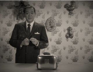 „Toster” na poziomie wizualnym może również kojarzyć się z pierwotnym kształtem Ultrona. Warto też przypomnieć, że określenia „Toster” używali sąsiedzi Visiona w serii komiksowej Toma Kinga. 