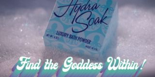 Nikt już nie ma złudzeń, że reklamy w dotychczasowych odcinkach stanowią nawiązanie do traumatycznych doświadczeń z życia Wandy. Tym razem przyszła pora na „Mokrą Hydrę”, która „pozwoli ci znaleźć w sobie boginię”. Najprostszym wytłumaczeniem będzie alegoria do Kamienia Umysłu, który zmienił Wandę w Scarlet Witch. Z drugiej strony przypomina się, że w 4. sezonie serialu „Agenci T.A.R.C.Z.Y.” Phil Coulson mówił o wynalezionym przez organizację Hydra mydle służącym do kontroli umysłu. 