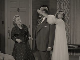 Wanda w wyniku zbiegu okoliczności wita się z szefem Visiona poprzez zasłonięcie mu dłońmi oczu; Vision tłumaczy później zabawnie, że to „tradycyjne powitanie w Sokowii”. Warto jednak mieć na uwadze, że w taki sam sposób Scarlet Witch „witała się” z członkami Avengers, wchodząc i próbując manipulować ich umysłami. 