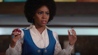 Geraldine w trakcie rozmowy z Wandą mówi o reklamie płatków śniadaniowych, tej z „małym, księżycowym ludkiem”. Może to być pośrednie odwołanie do jej formacji w grupie S.W.O.R.D. i kontaktu z istotami pozaziemskimi. Przypomnijmy, że Geraldine to w rzeczywistości Monica Rambeau, dorosła wersja postaci znanej z filmu „Kapitan Marvel”. 